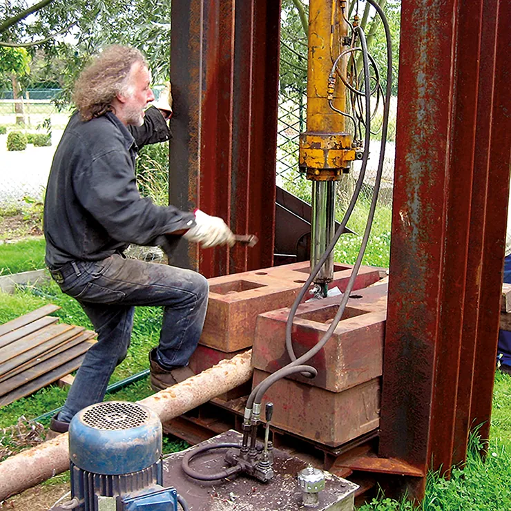 Lucas Van Haegenborgh bij de opbouw van de Vleermuis, Cons-la-Grandville 2008.